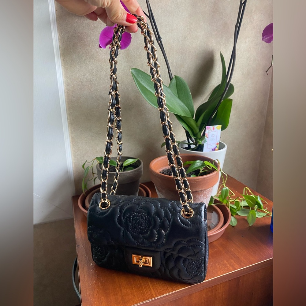 Tiffany & Fred Paris Elegant Black Quilted Chain Shoulder Bag w Floral Stitching